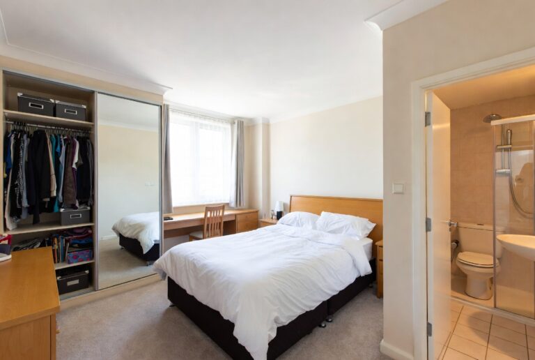 Acacia House — En-suite Double
